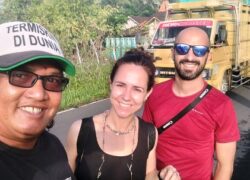 Mr.Jhon dan istri car rental