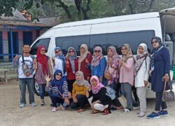 Team hadroh masjid al mukmin wisata di pantai baron